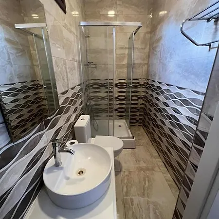 Nagas & Restaurant At Historical Part Of Никосия