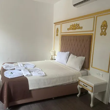 Nagas & Restaurant At Historical Part Of Никосия