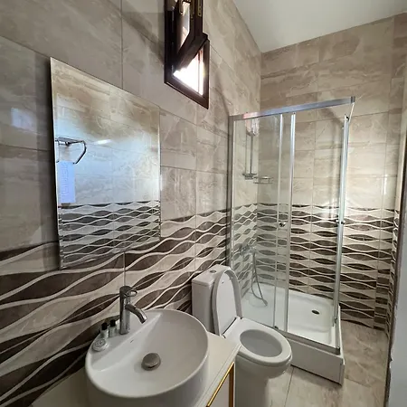 Nagas & Restaurant At Historical Part Of Никосия